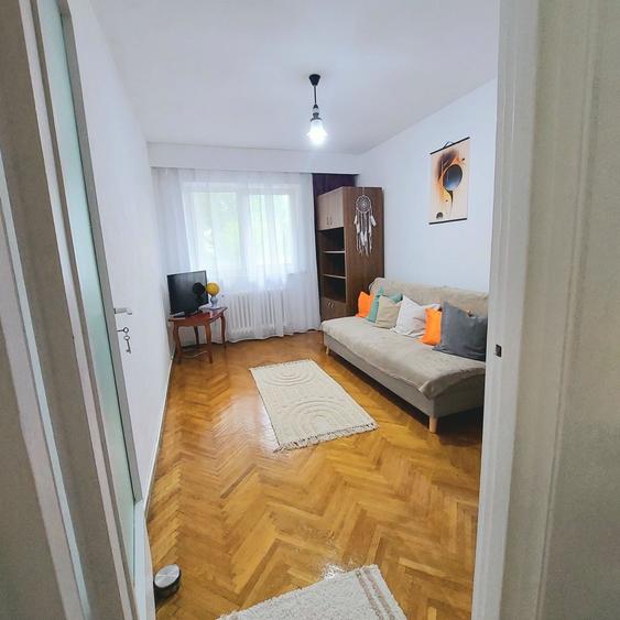 Apartament cu 3 camere decomandat în Florești