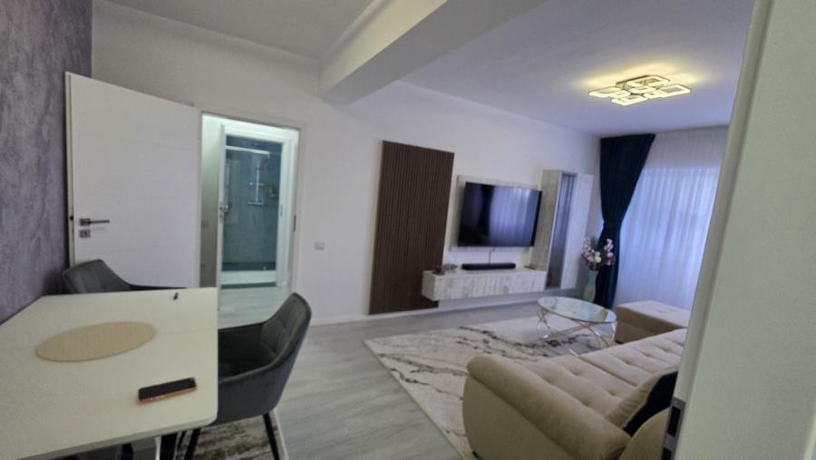 Apartament cu 3 camere semidecomandat în Olteni
