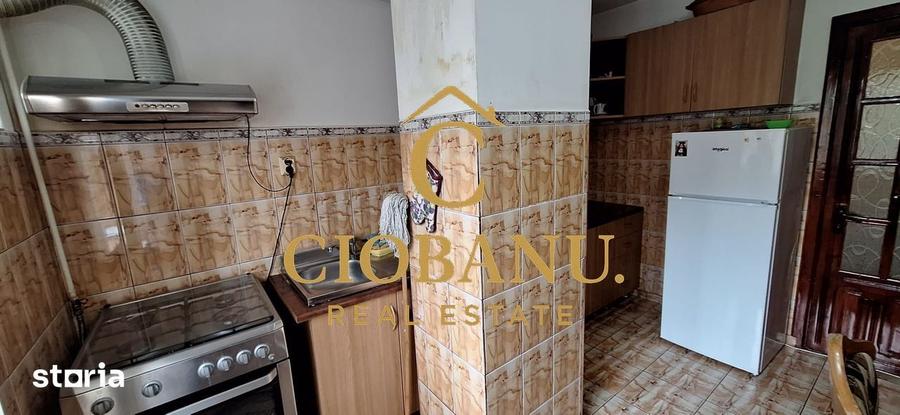 Apartament cu 3 camere decomandat, mobilat în Rovine