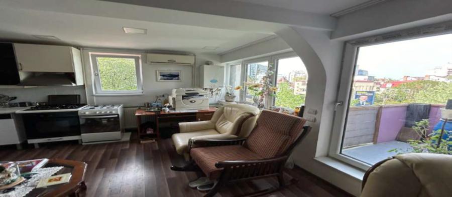 Apartament cu 3 camere semidecomandat în Calea Călărașilor