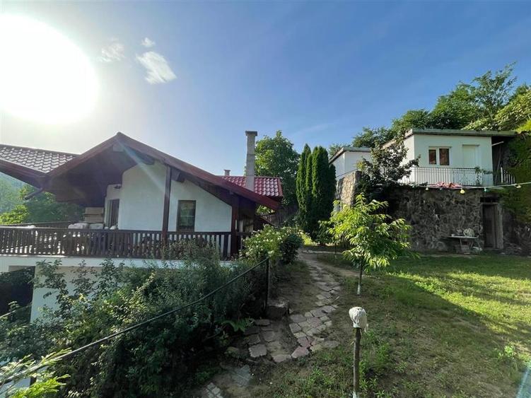 Casă individuală cu 6 camere cu Teren 500 Mp în Valea Budului