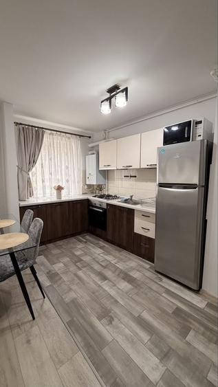Apartament cu 2 camere decomandat în Tractorul