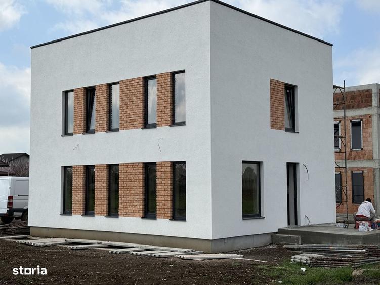 Casă cu 4 camere cu Teren 300 Mp în Central