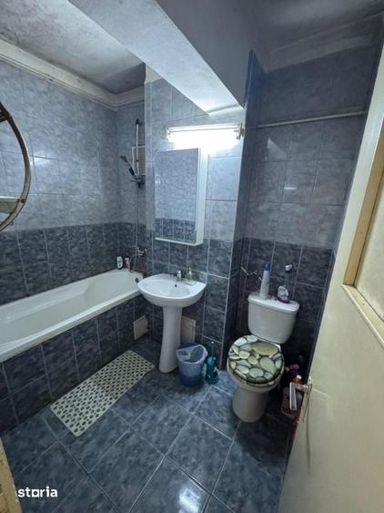 Apartament cu 3 camere decomandat în Craiovița Nouă