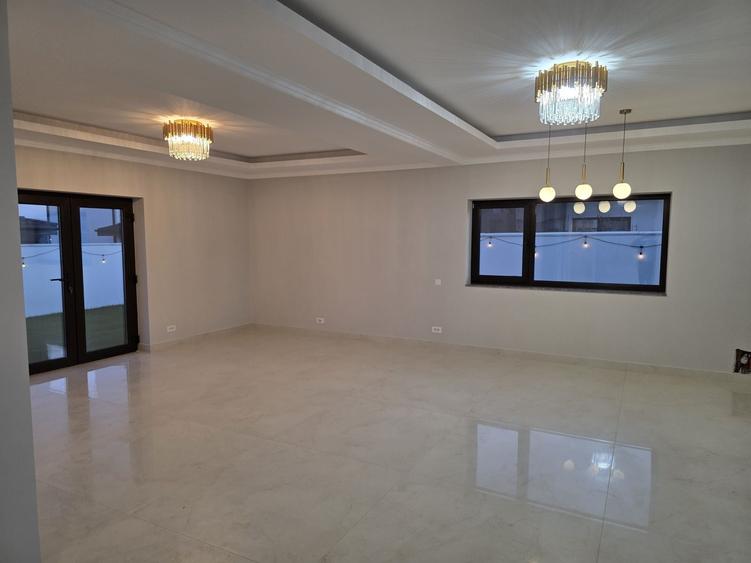 Casă cu 4 camere în Valea Adâncă