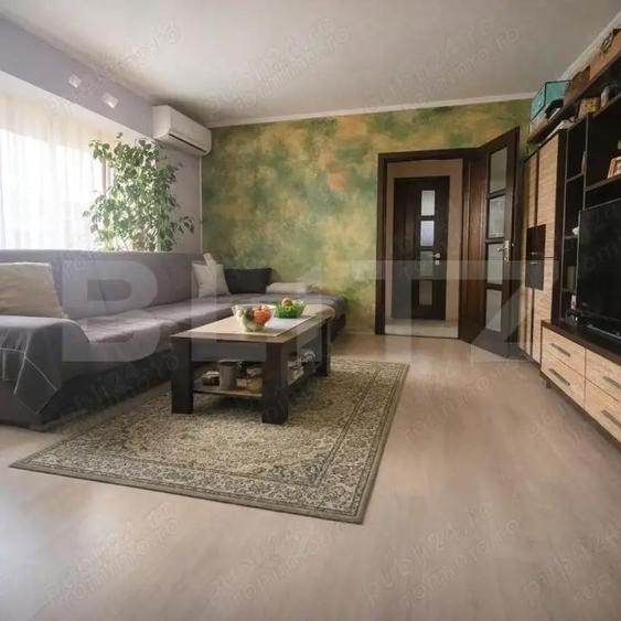 Apartament cu 3 camere semidecomandat în Central