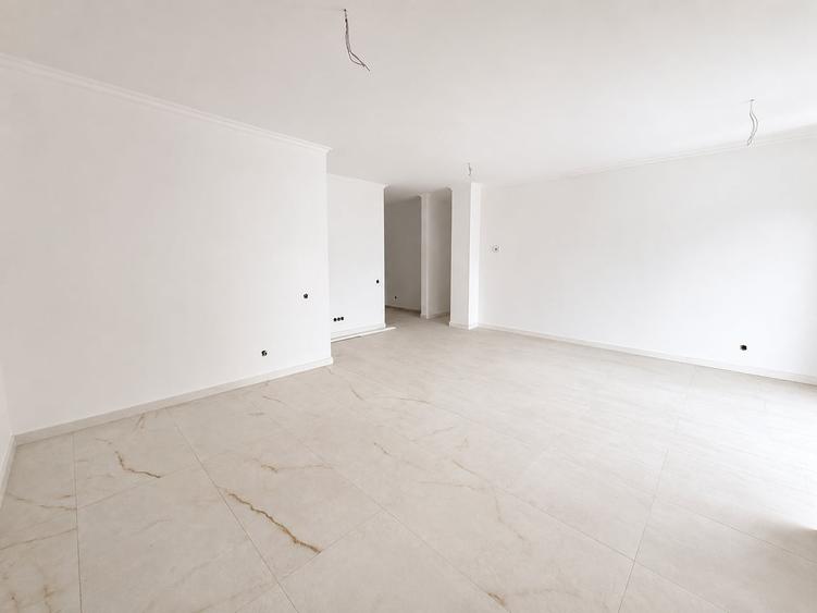 Apartament cu 4 camere semidecomandat în Florești