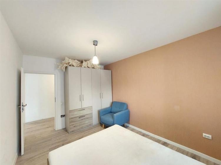 Apartament cu 3 camere semidecomandat, mobilat în Florești