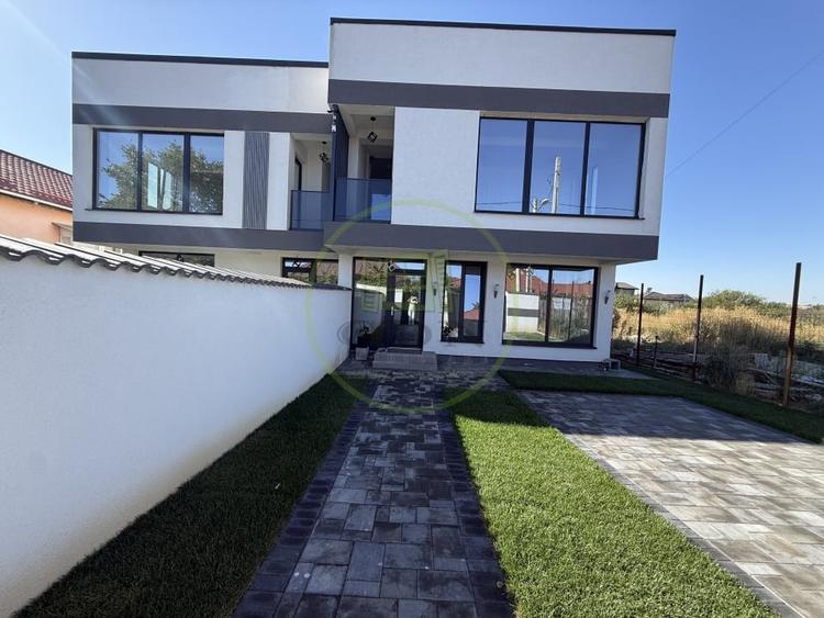 Casă individuală cu 4 camere cu Canalizare în Bariera Vâlcii
