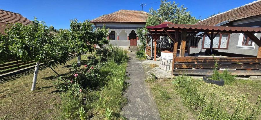 Casă cu 4 camere în Jiana