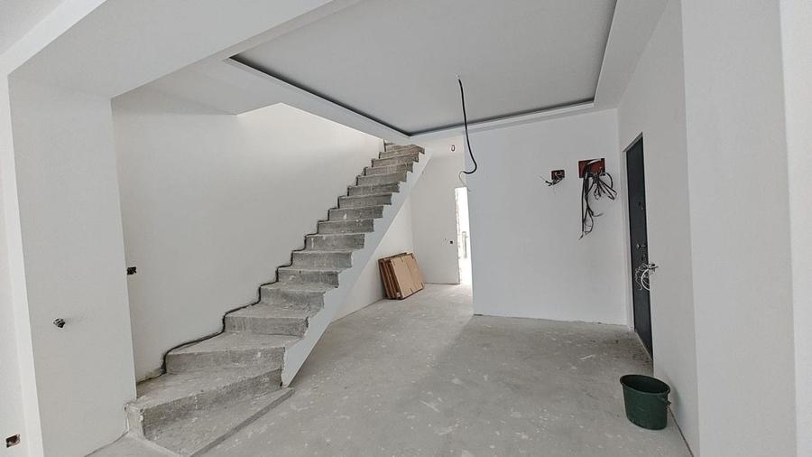 Duplex cu 4 camere cu Canalizare în Ostratu