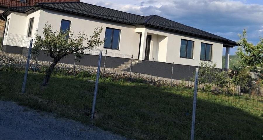 Casă cu 4 camere în Exterior Vest