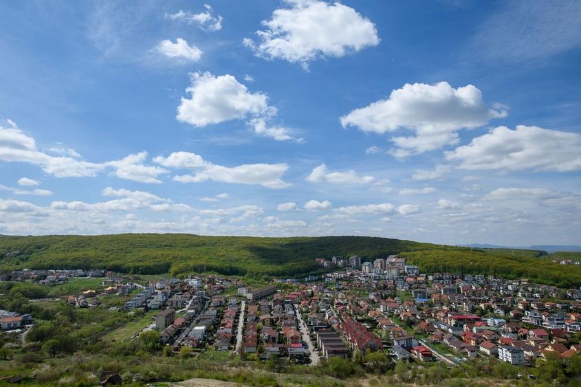 Apartament cu 3 camere semidecomandat, mobilat în Zorilor