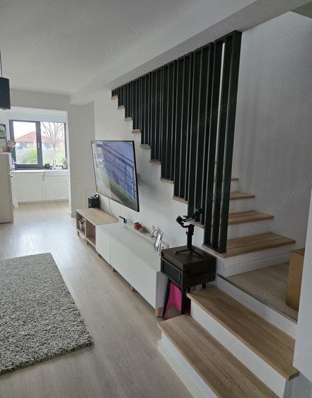 Casă cu 4 camere în Dumbrăvița