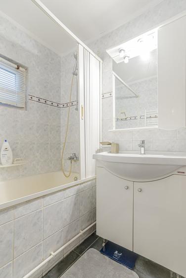 Apartament cu 3 camere decomandat, mobilat în Balada