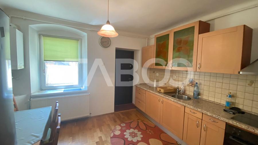Apartament cu 2 camere semidecomandat, mobilat în Orașul de Jos
