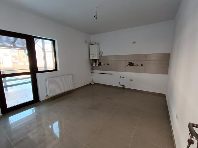 Duplex cu 4 camere cu Canalizare în Popas Păcurari