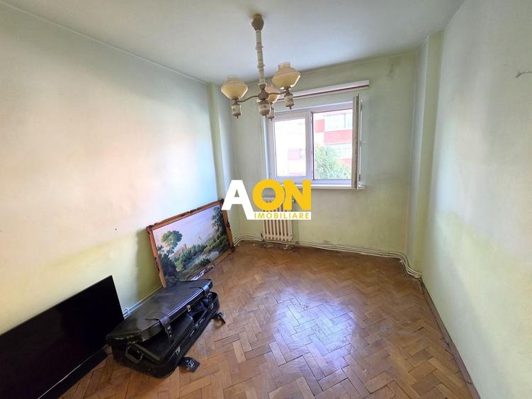 Apartament cu 4 camere decomandat în Cetate