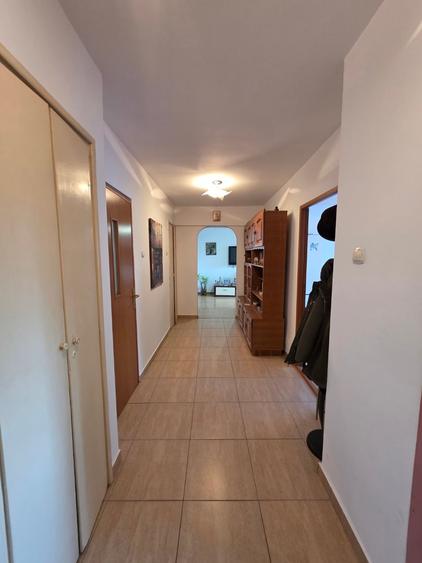 Apartament cu 4 camere semidecomandat în P-ța Gorjului