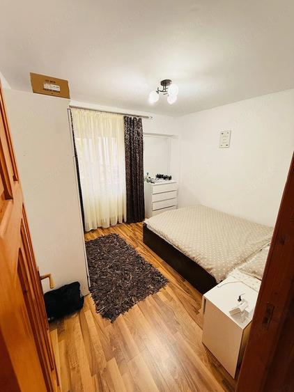 Apartament cu 3 camere semidecomandat în Micro 3