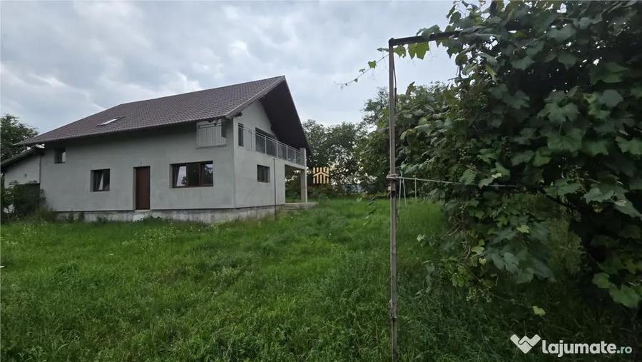 Casă cu 5 camere cu Teren 1483 Mp în Mitocu Dragomirnei