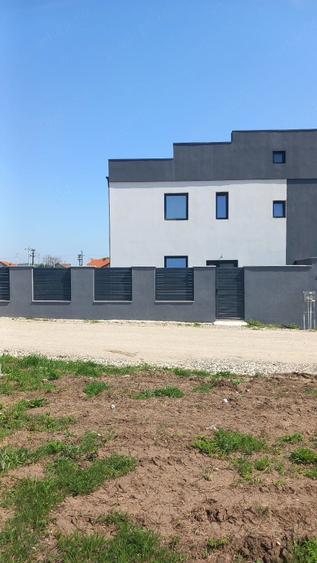 Casă cu 3 camere cu Teren 300 Mp în Central