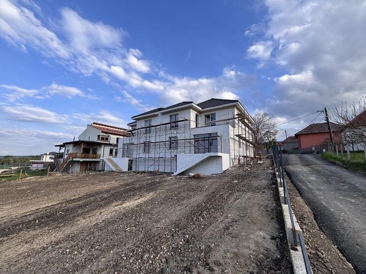 Duplex cu 5 camere cu Canalizare în Exterior Sud