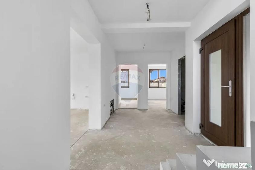 Casă cu 7 camere cu Teren 437 Mp în Livada