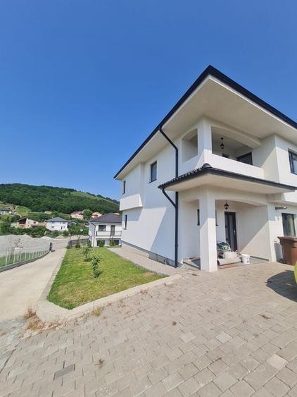 Casă cu 3 camere cu Teren 550 Mp în Câmpenești