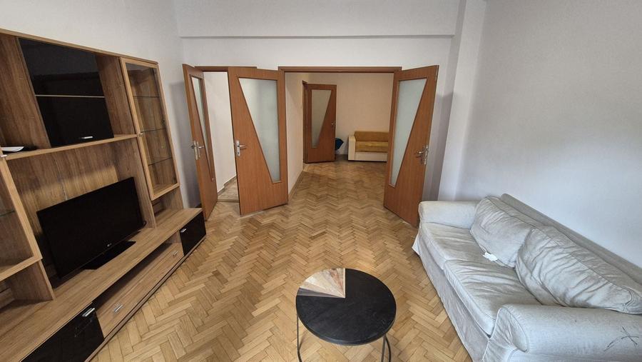 Apartament cu 3 camere semidecomandat în Universitate