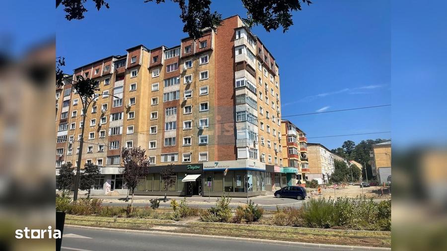 Apartament cu 3 camere semidecomandat în Micro IV