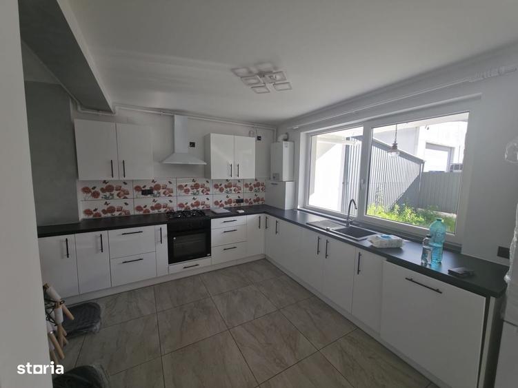 Casă cu 4 camere cu Teren 200 Mp în Livezeni