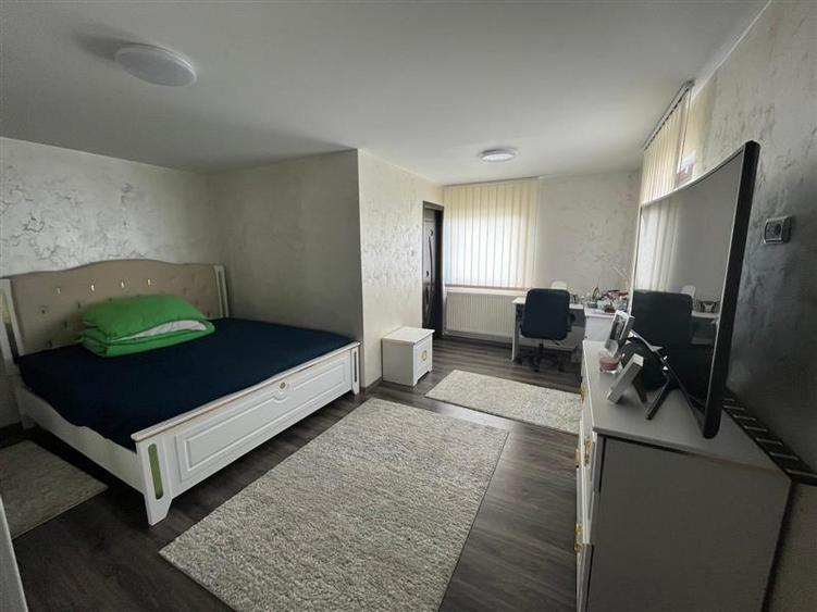 Casă individuală cu 5 camere cu Teren 273 Mp în Periferie