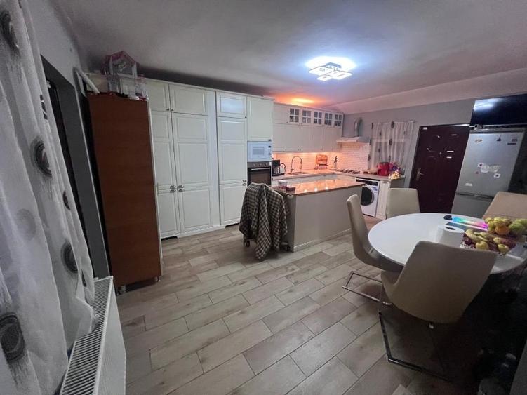 Casă individuală cu 8 camere cu Canalizare în Afumați