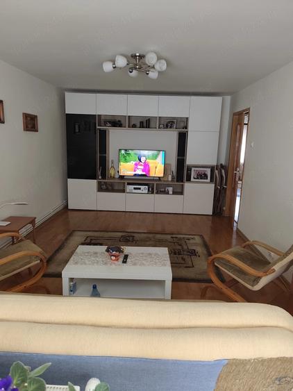 Apartament cu 3 camere decomandat în Alfa