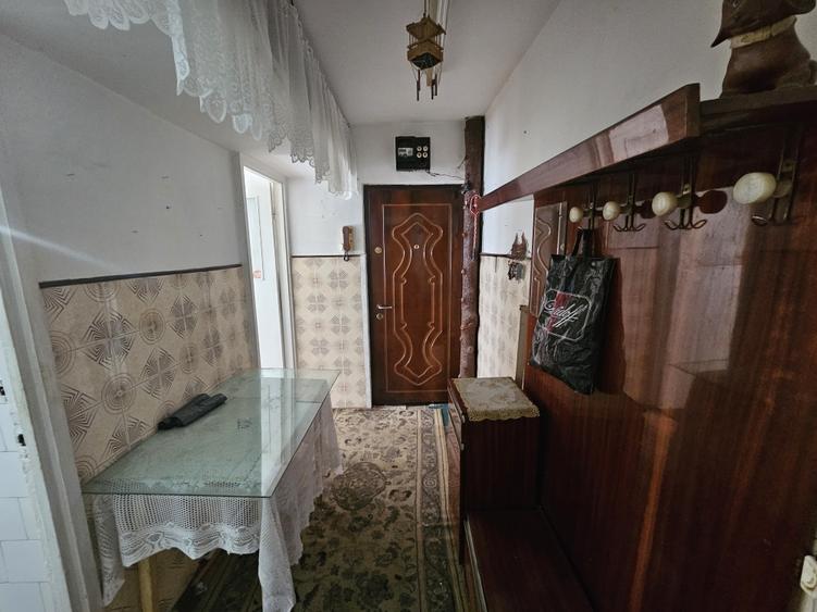Apartament cu 3 camere semidecomandat în Cetății