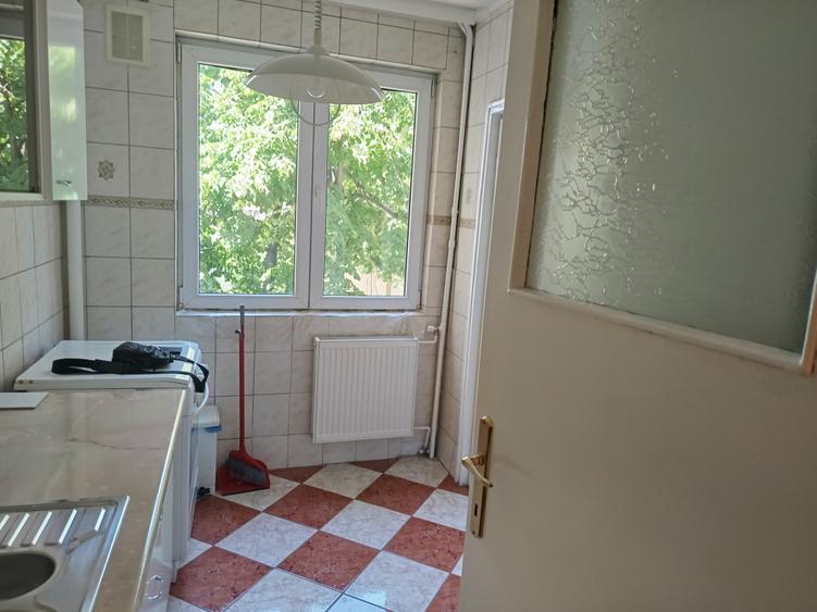 Apartament cu 3 camere semidecomandat în Gara de Nord