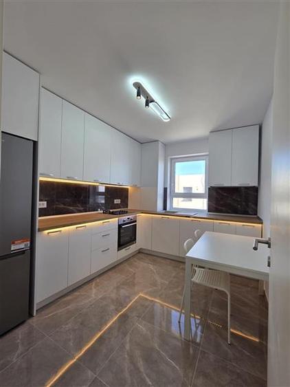 Apartament cu 3 camere decomandat, mobilat în Tractorul
