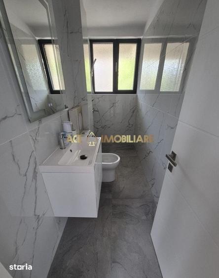 Casă cu 8 camere cu Teren 100 Mp în Tineretului