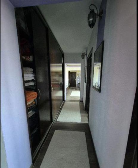 Apartament cu 4 camere semidecomandat în Tătărași