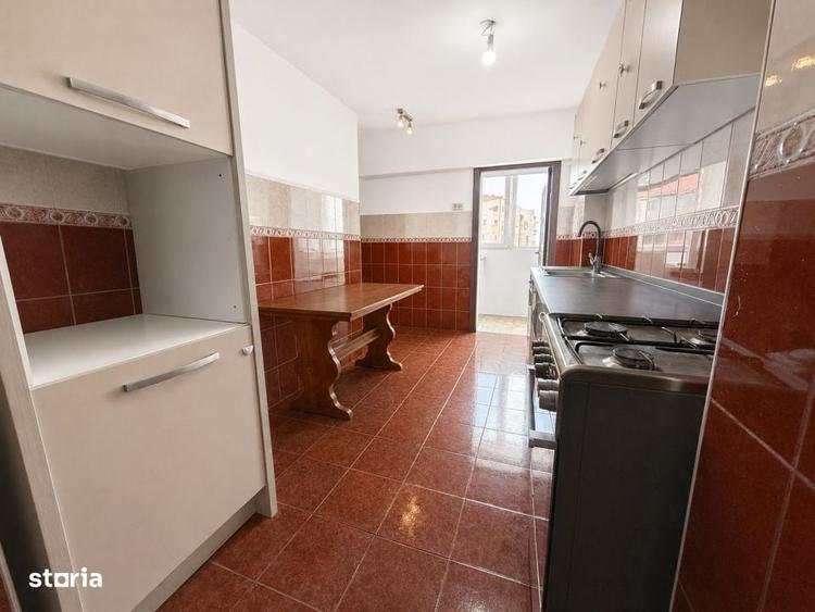 Apartament cu 3 camere decomandat în Noua