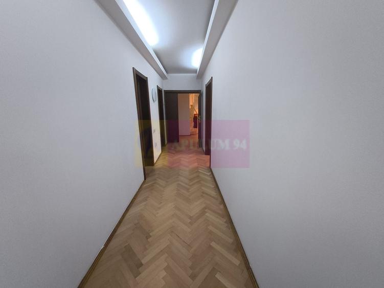 Casă individuală cu 7 camere cu Canalizare în Central