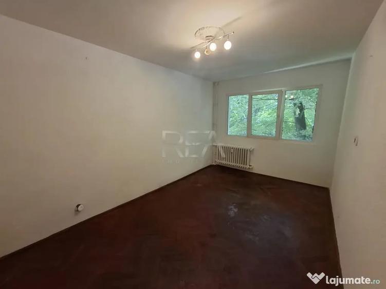 Apartament cu 3 camere semidecomandat în Apusului