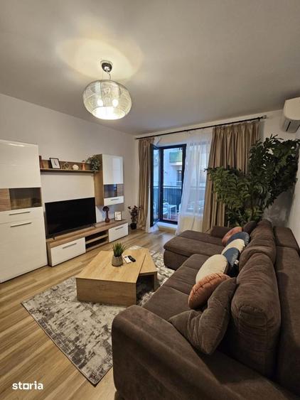 Apartament cu 3 camere semidecomandat în Aviației