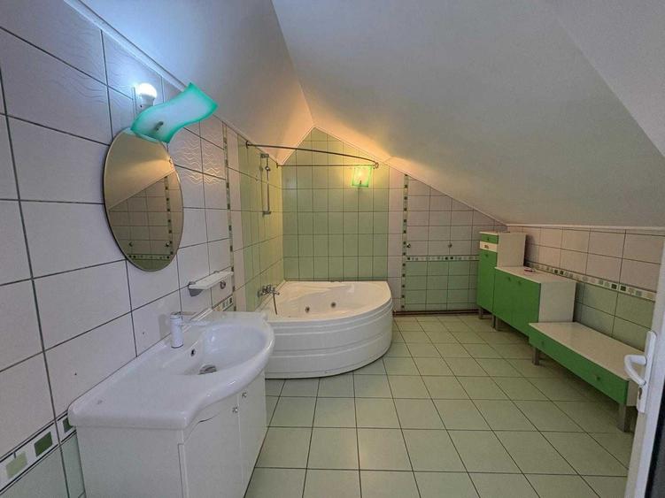 Casă cu 4 camere cu Teren 300 Mp în Central