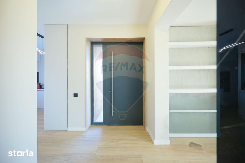 Casă cu 8 camere cu Teren 1100 Mp în Sânmartin