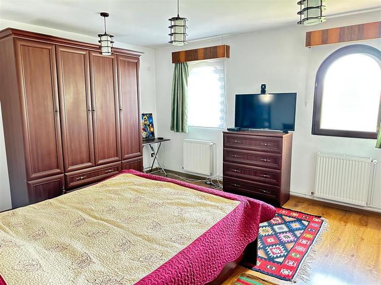 Casă individuală cu 9 camere cu Teren 900 Mp în Ultracentral