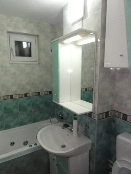 Apartament cu 3 camere semidecomandat în Colentina
