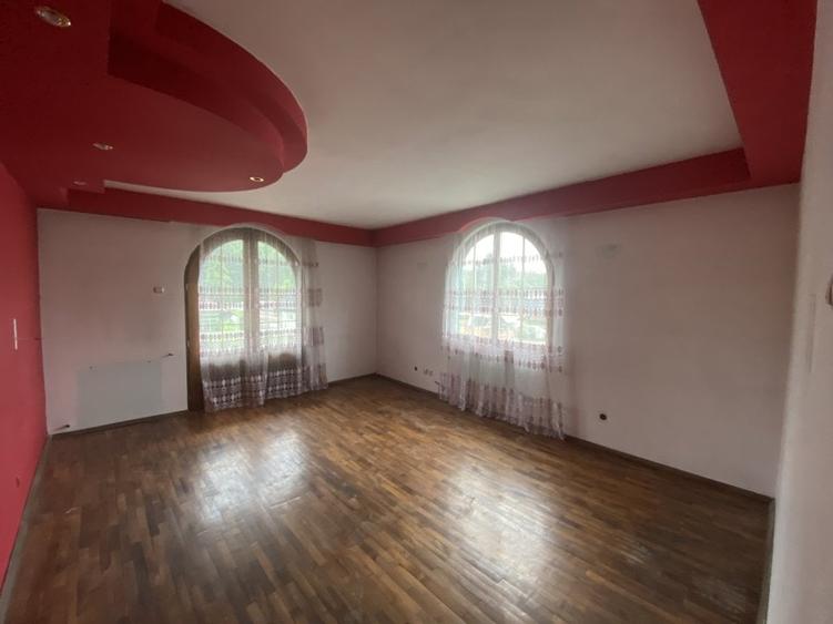Casă individuală cu 5 camere cu Teren 1381 Mp în Costești