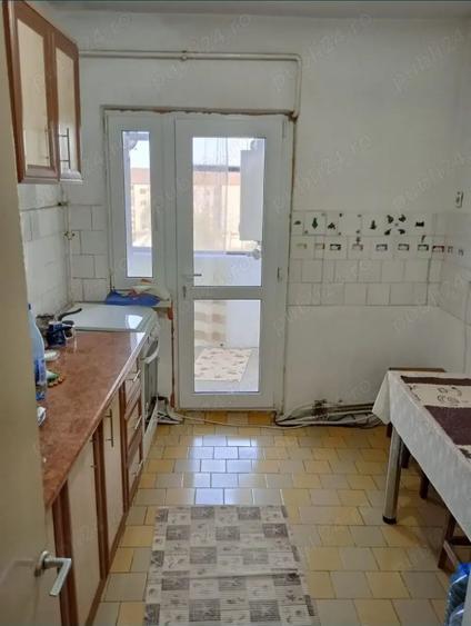 Apartament cu 3 camere decomandat în Drăgășani